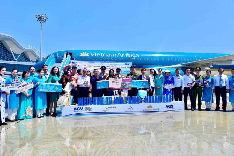 Vietnam Airlines đ&oacute;n h&agrave;nh kh&aacute;ch thứ 9 triệu bay đến Kh&aacute;nh H&ograve;a- Ảnh 1.