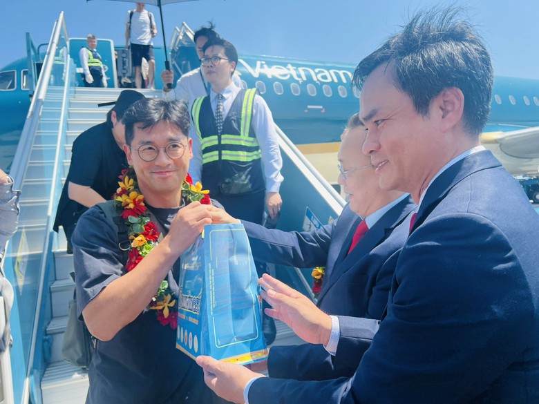 Vietnam Airlines đ&oacute;n h&agrave;nh kh&aacute;ch thứ 9 triệu bay đến Kh&aacute;nh H&ograve;a- Ảnh 2.
