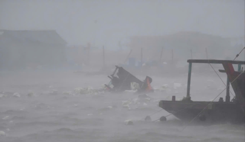 Bão số 5 giật cấp 17 đi vào Biển Đông- Ảnh 1. Bão số 5 giật cấp 17 đi vào Biển Đông- Ảnh 1.