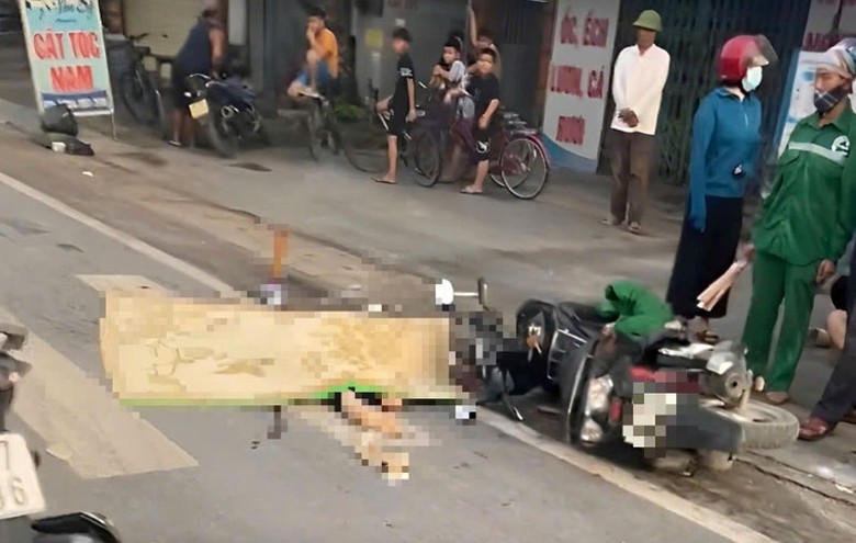 Hiện trường vụ tai nạn tr&ecirc;n quốc lộ 5 khiến nữ c&ocirc;ng nh&acirc;n tử vong tại chỗ.