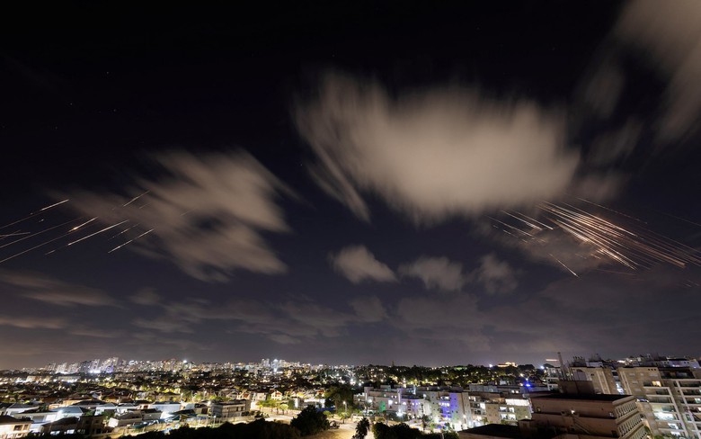 Iran ph&oacute;ng 200 quả t&ecirc;n lửa v&agrave;o Israel, Thủ tướng Netanyahu ra tuy&ecirc;n bố sắc lạnh