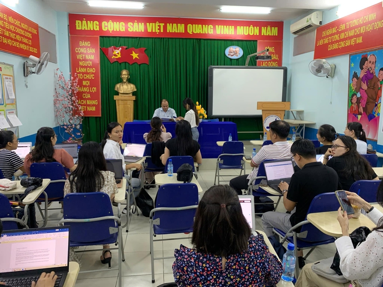 Đại diện ph&ograve;ng GD&ĐT v&agrave; nh&agrave; trường đến l&agrave;m việc với c&ocirc; gi&aacute;o "dỗi&rdquo; nội dung g&igrave;?- Ảnh 2.