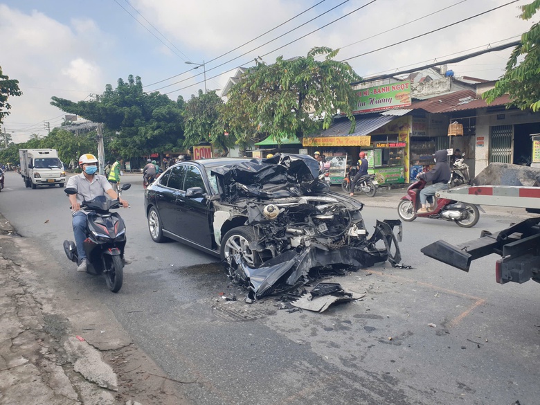 T&ocirc;ng đu&ocirc;i xe bồn chạy c&ugrave;ng chiều, &ocirc; t&ocirc; 5 chỗ biến dạng- Ảnh 1.