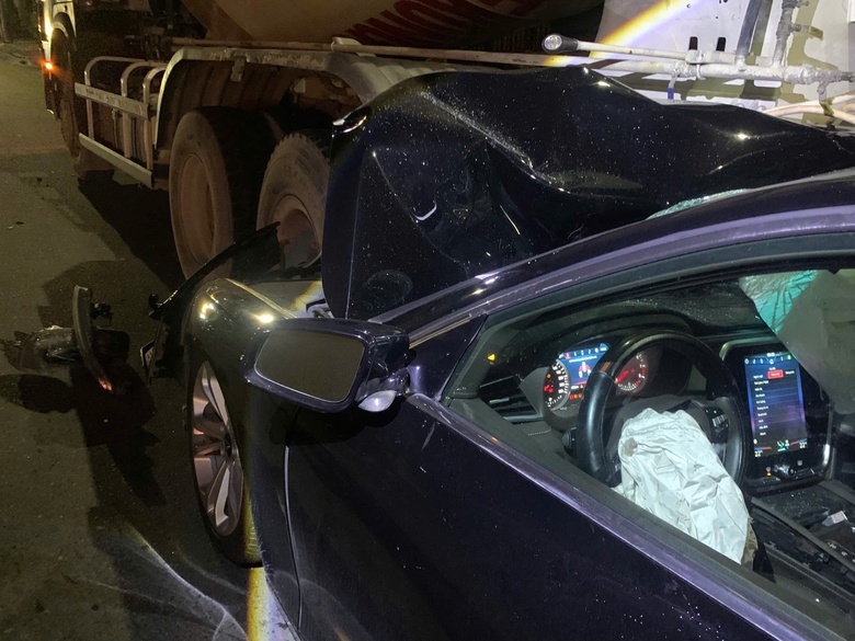 T&ocirc;ng đu&ocirc;i xe bồn chạy c&ugrave;ng chiều, &ocirc; t&ocirc; 5 chỗ biến dạng- Ảnh 2.