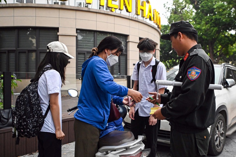 Học sinh, phụ huynh ngỡ ng&agrave;ng khi bị CSGT xử phạt ng&agrave;y đầu cao điểm- Ảnh 3.