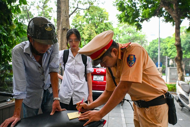 Học sinh, phụ huynh ngỡ ng&agrave;ng khi bị CSGT xử phạt ng&agrave;y đầu cao điểm- Ảnh 1.