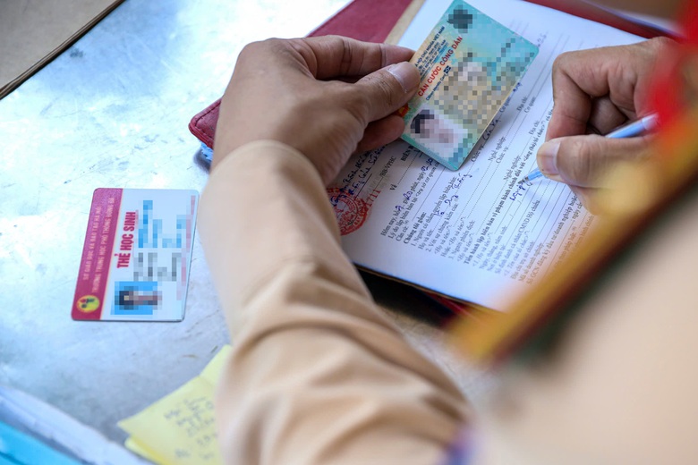 Học sinh, phụ huynh ngỡ ng&agrave;ng khi bị CSGT xử phạt ng&agrave;y đầu cao điểm- Ảnh 4.