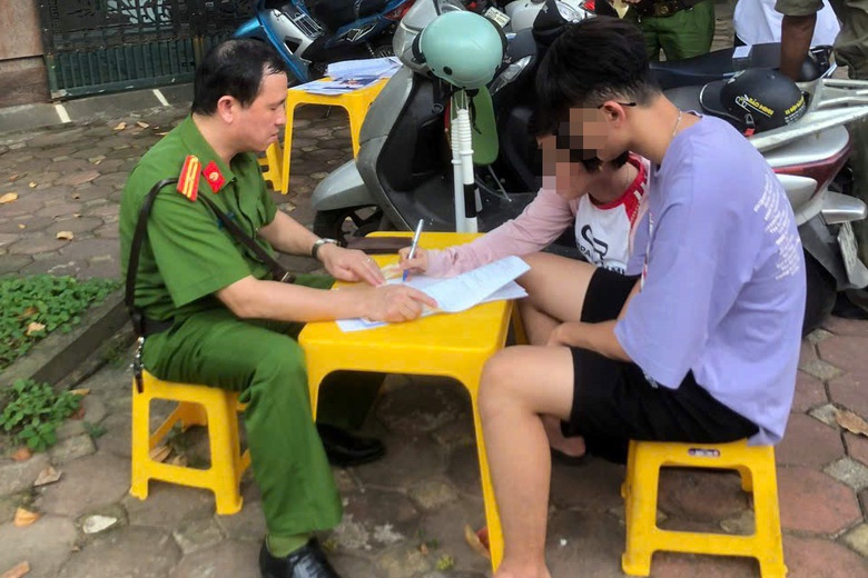 Học sinh vi phạm bị giữ xe, phụ huynh đội mưa chờ đến lượt k&yacute; phạt- Ảnh 4.