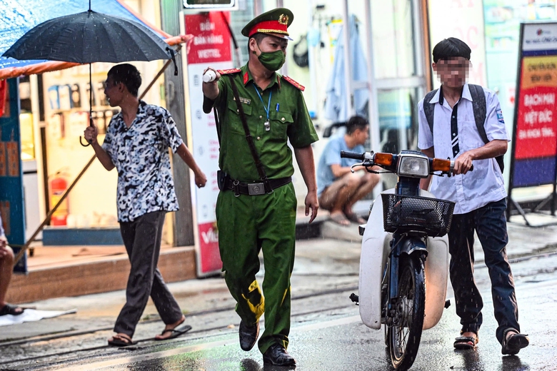 Học sinh vi phạm bị giữ xe, phụ huynh đội mưa chờ đến lượt k&yacute; phạt- Ảnh 2.