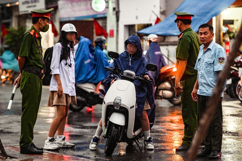 Học sinh vi phạm bị giữ xe, phụ huynh đội mưa chờ đến lượt k&yacute; phạt- Ảnh 1.