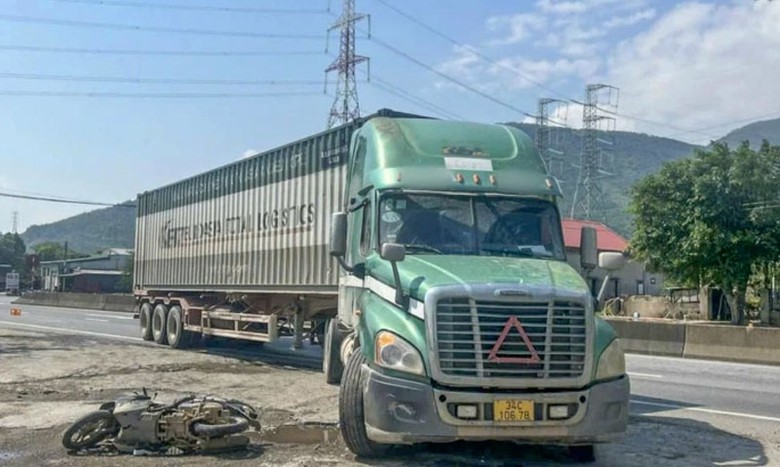 Hiện trường vụ tai nạn giao th&ocirc;ng khiến người đi xe m&aacute;y tử vong.