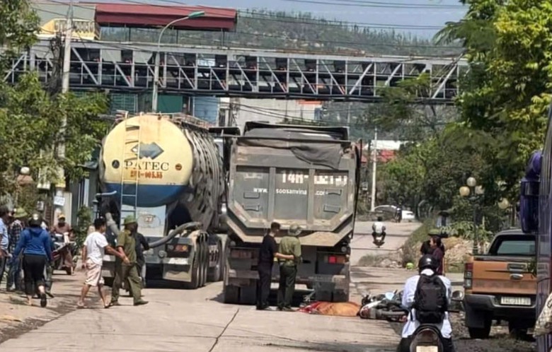 Hiện trường vụ tai nạn khiến t&agrave;i xế xe m&aacute;y tử vong tại chỗ.