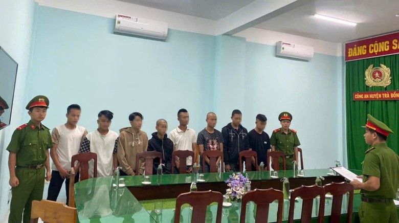 Quảng Ngãi: Nhiều học sinh đi xe máy đánh võng, ra oai với bạn bè- Ảnh 4. Quảng Ngãi: Nhiều học sinh đi xe máy đánh võng, ra oai với bạn bè- Ảnh 4.