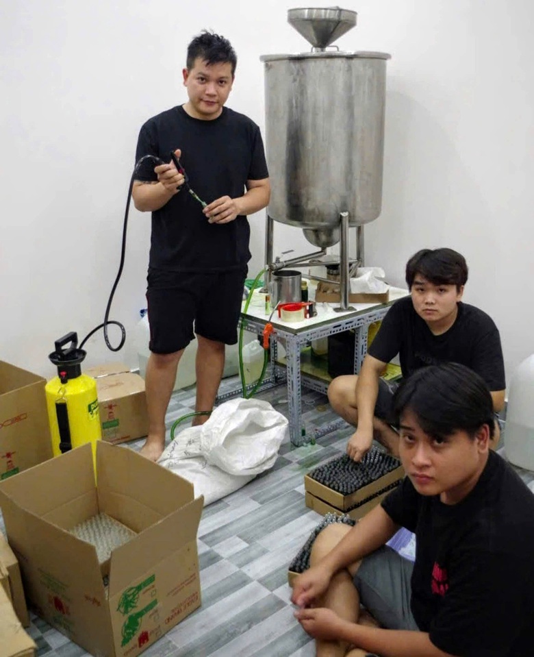 Long An: Bắt nhóm đối tượng sản xuất hơn 21.000 chai dầu gió giả- Ảnh 1. Long An: Bắt nhóm đối tượng sản xuất hơn 21.000 chai dầu gió giả- Ảnh 1.