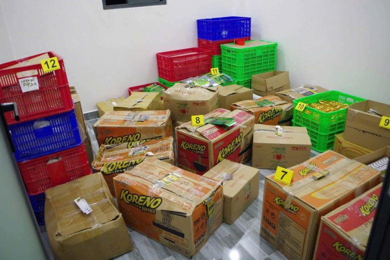 Long An: Bắt nhóm đối tượng sản xuất hơn 21.000 chai dầu gió giả- Ảnh 2. Long An: Bắt nhóm đối tượng sản xuất hơn 21.000 chai dầu gió giả- Ảnh 2.