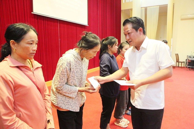 Tổng c&ocirc;ng ty Quản l&yacute; bay Việt Nam tặng hơn 1,3 tỷ đồng cho người d&acirc;n Y&ecirc;n B&aacute;i, Tuy&ecirc;n Quang- Ảnh 1.