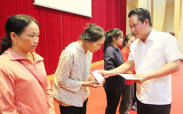 Tổng c&ocirc;ng ty Quản l&yacute; bay Việt Nam tặng hơn 1,3 tỷ đồng cho người d&acirc;n Y&ecirc;n B&aacute;i, Tuy&ecirc;n Quang