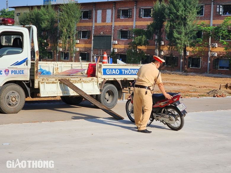 Phú Thọ: Lực lượng CSGT vào tận điểm trường, xử lý học sinh vi phạm giao thông- Ảnh 5. Phú Thọ: Lực lượng CSGT vào tận điểm trường, xử lý học sinh vi phạm giao thông- Ảnh 5.