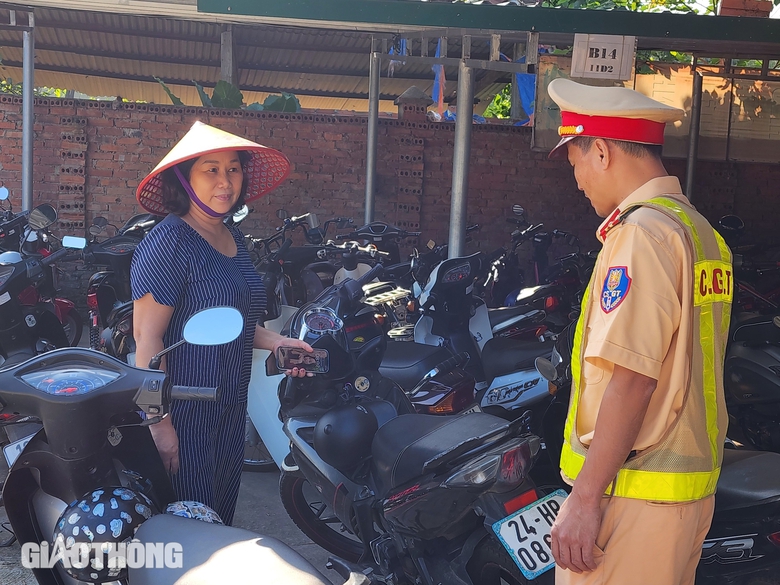 Phú Thọ: Lực lượng CSGT vào tận điểm trường, xử lý học sinh vi phạm giao thông- Ảnh 1. Phú Thọ: Lực lượng CSGT vào tận điểm trường, xử lý học sinh vi phạm giao thông- Ảnh 1.