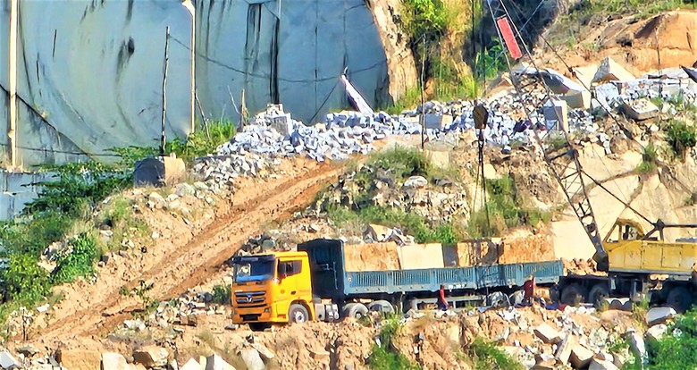 Kh&aacute;nh H&ograve;a: D&agrave;n xe đầu k&eacute;o chở đ&aacute; qu&aacute; khổ, qu&aacute; tải "ngh&ecirc;nh ngang" tr&ecirc;n quốc lộ- Ảnh 1.