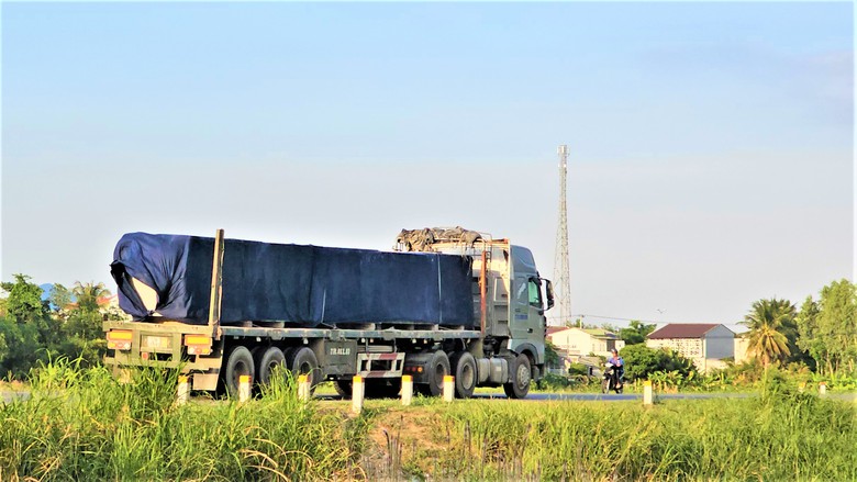 Kh&aacute;nh H&ograve;a: D&agrave;n xe đầu k&eacute;o chở đ&aacute; qu&aacute; khổ, qu&aacute; tải "ngh&ecirc;nh ngang" tr&ecirc;n quốc lộ- Ảnh 5.