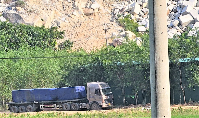 Kh&aacute;nh H&ograve;a: D&agrave;n xe đầu k&eacute;o chở đ&aacute; qu&aacute; khổ, qu&aacute; tải "ngh&ecirc;nh ngang" tr&ecirc;n quốc lộ- Ảnh 9.