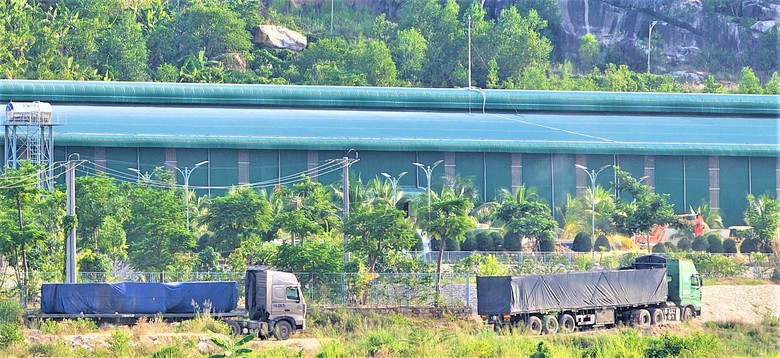 Kh&aacute;nh H&ograve;a: D&agrave;n xe đầu k&eacute;o chở đ&aacute; qu&aacute; khổ, qu&aacute; tải "ngh&ecirc;nh ngang" tr&ecirc;n quốc lộ- Ảnh 2.