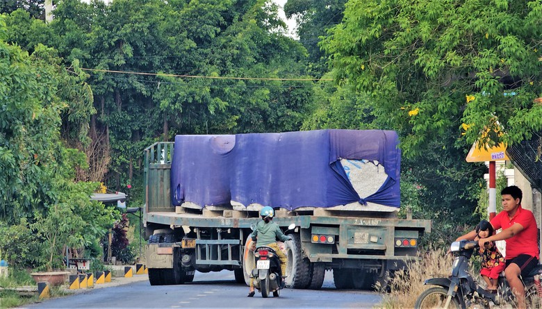 Kh&aacute;nh H&ograve;a: D&agrave;n xe đầu k&eacute;o chở đ&aacute; qu&aacute; khổ, qu&aacute; tải "ngh&ecirc;nh ngang" tr&ecirc;n quốc lộ- Ảnh 3.