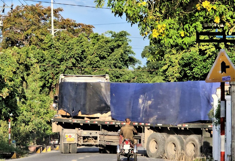 Kh&aacute;nh H&ograve;a: D&agrave;n xe đầu k&eacute;o chở đ&aacute; qu&aacute; khổ, qu&aacute; tải "ngh&ecirc;nh ngang" tr&ecirc;n quốc lộ- Ảnh 10.