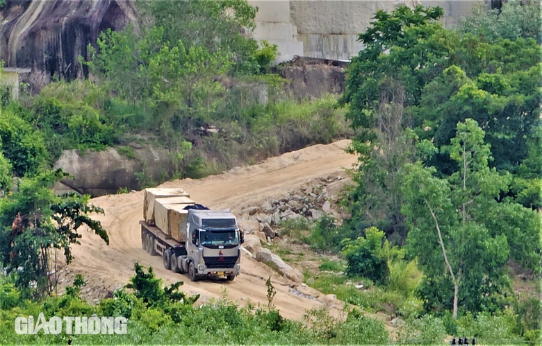 Kh&aacute;nh H&ograve;a: D&agrave;n xe đầu k&eacute;o chở đ&aacute; qu&aacute; khổ, qu&aacute; tải "ngh&ecirc;nh ngang" tr&ecirc;n quốc lộ- Ảnh 8.