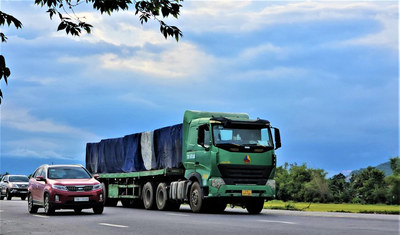 Kh&aacute;nh H&ograve;a: D&agrave;n xe đầu k&eacute;o chở đ&aacute; qu&aacute; khổ, qu&aacute; tải "ngh&ecirc;nh ngang" tr&ecirc;n quốc lộ- Ảnh 12.