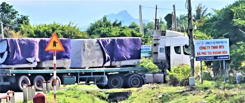 Kh&aacute;nh H&ograve;a: D&agrave;n xe đầu k&eacute;o chở đ&aacute; qu&aacute; khổ, qu&aacute; tải "ngh&ecirc;nh ngang" tr&ecirc;n quốc lộ- Ảnh 13.