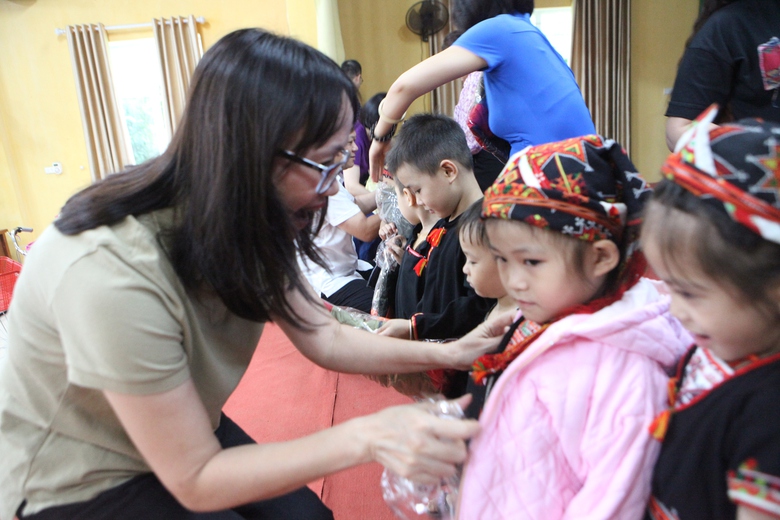 Tổng c&ocirc;ng ty Quản l&yacute; bay Việt Nam tặng hơn 1,3 tỷ đồng cho người d&acirc;n Y&ecirc;n B&aacute;i, Tuy&ecirc;n Quang- Ảnh 7.