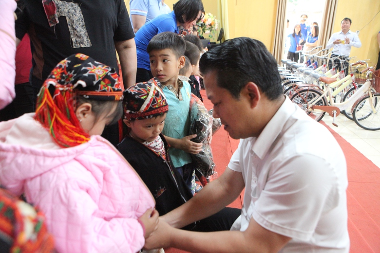 Tổng c&ocirc;ng ty Quản l&yacute; bay Việt Nam tặng hơn 1,3 tỷ đồng cho người d&acirc;n Y&ecirc;n B&aacute;i, Tuy&ecirc;n Quang- Ảnh 8.