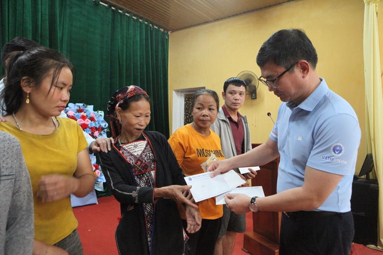 Tổng c&ocirc;ng ty Quản l&yacute; bay Việt Nam tặng hơn 1,3 tỷ đồng cho người d&acirc;n Y&ecirc;n B&aacute;i, Tuy&ecirc;n Quang- Ảnh 9.