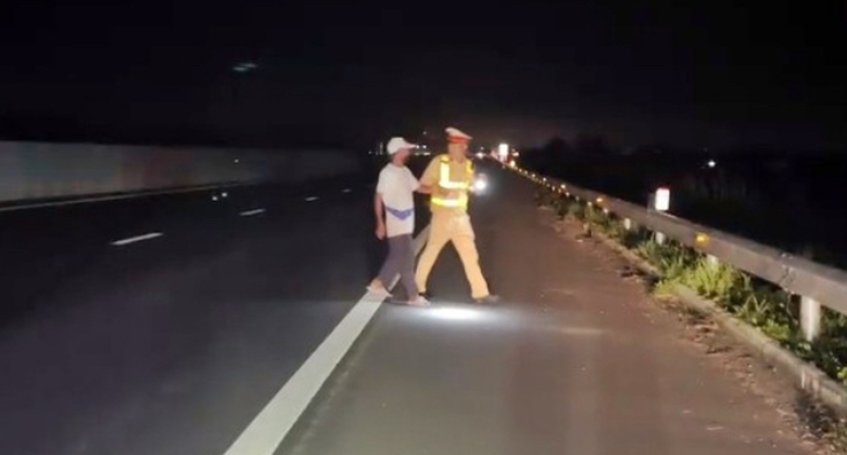 Đưa người đ&agrave;n &ocirc;ng đi lạc tr&ecirc;n cao tốc Phan Thiết - Dầu Gi&acirc;y b&agrave;n giao địa phương- Ảnh 1.