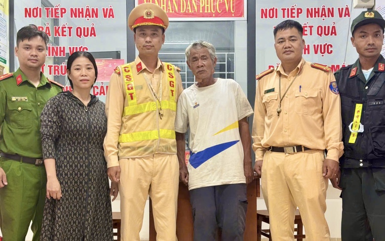 Đưa người đ&agrave;n &ocirc;ng đi lạc tr&ecirc;n cao tốc Phan Thiết - Dầu Gi&acirc;y b&agrave;n giao địa phương- Ảnh 2.