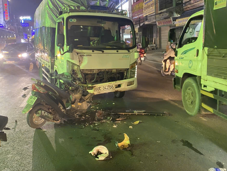 Xe m&aacute;y vỡ vụn sau c&uacute; t&ocirc;ng trực diện v&agrave;o xe tải- Ảnh 1.
