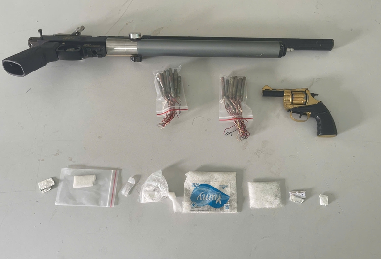 Gia Lai: Bắt đối tượng t&agrave;ng trữ ma t&uacute;y, k&iacute;p nổ v&agrave; s&uacute;ng tự chế- Ảnh 2.