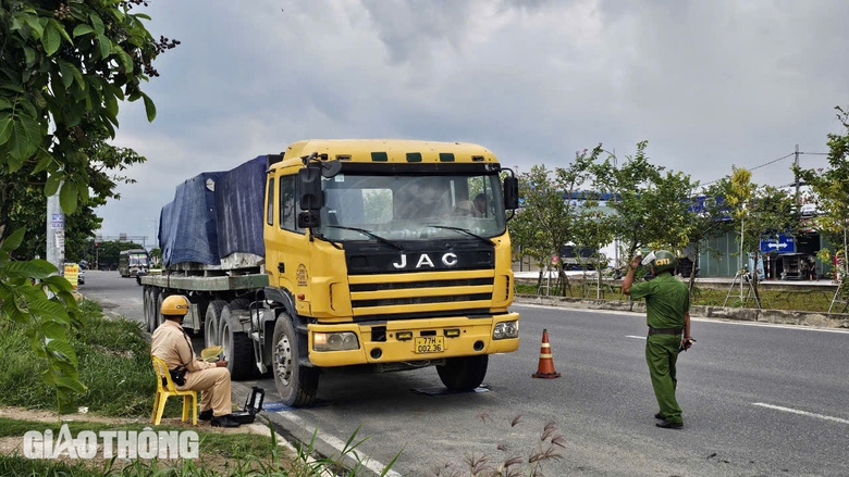 Kh&aacute;nh H&ograve;a: D&agrave;n xe đầu k&eacute;o chở đ&aacute; qu&aacute; khổ, qu&aacute; tải "ngh&ecirc;nh ngang" tr&ecirc;n quốc lộ- Ảnh 7.