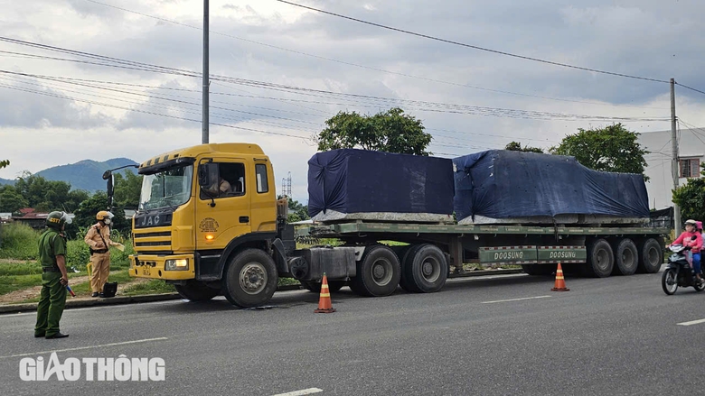 Kh&aacute;nh H&ograve;a: D&agrave;n xe đầu k&eacute;o chở đ&aacute; qu&aacute; khổ, qu&aacute; tải "ngh&ecirc;nh ngang" tr&ecirc;n quốc lộ- Ảnh 15.