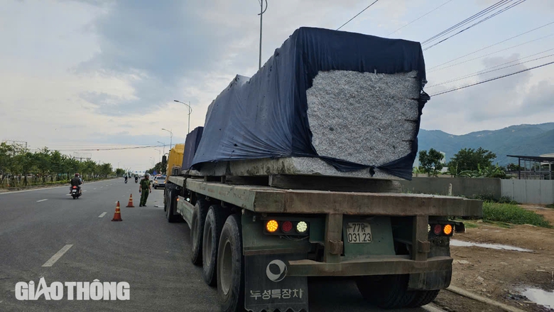 Kh&aacute;nh H&ograve;a: D&agrave;n xe đầu k&eacute;o chở đ&aacute; qu&aacute; khổ, qu&aacute; tải "ngh&ecirc;nh ngang" tr&ecirc;n quốc lộ- Ảnh 14.