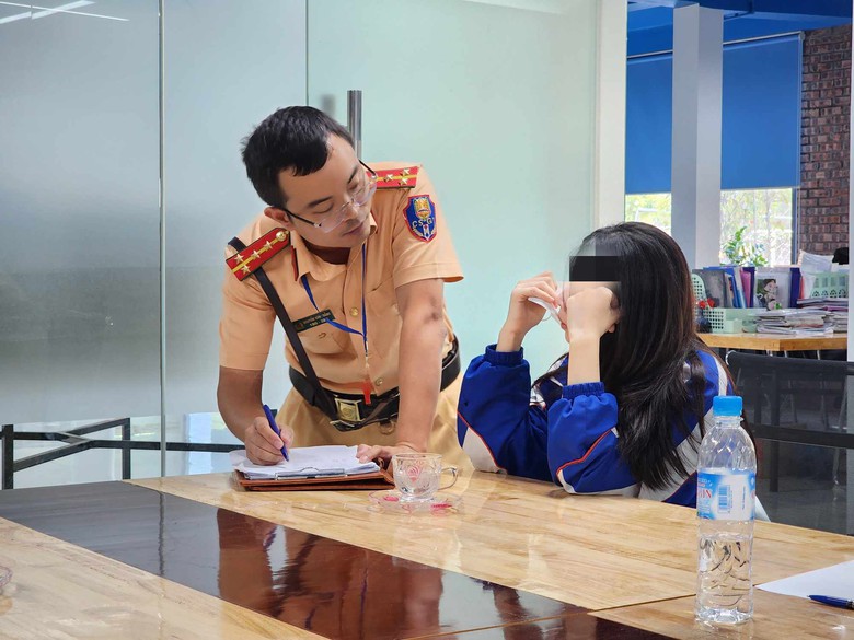 Phú Thọ: Lực lượng CSGT vào tận điểm trường, xử lý học sinh vi phạm giao thông- Ảnh 3. Phú Thọ: Lực lượng CSGT vào tận điểm trường, xử lý học sinh vi phạm giao thông- Ảnh 3.