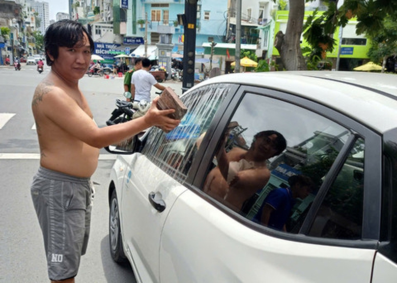 Khởi tố, bắt tạm giam kẻ đập vỡ k&iacute;nh, uy hiếp t&agrave;i xế &ocirc; t&ocirc; c&ocirc;ng nghệ- Ảnh 1.