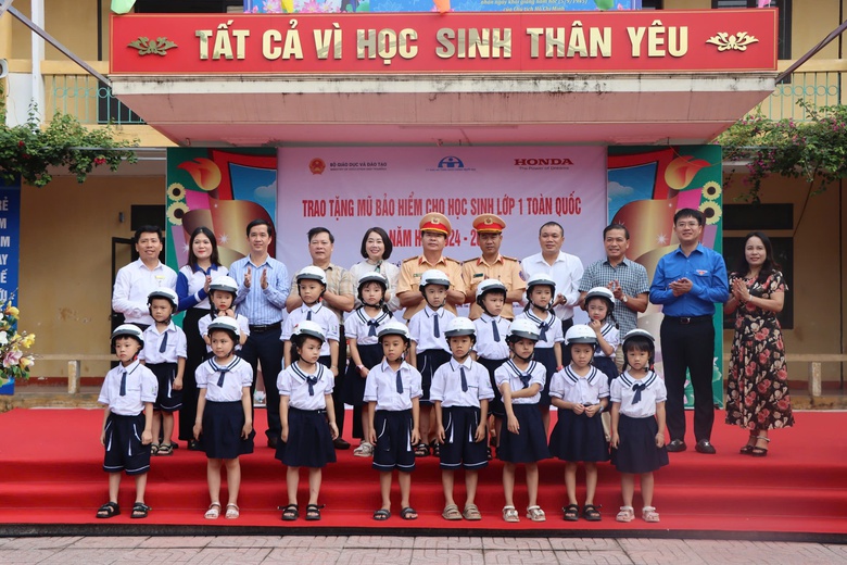 Học sinh H&agrave; Tĩnh được tặng gần 26.000 mũ bảo hiểm đạt chuẩn- Ảnh 5.