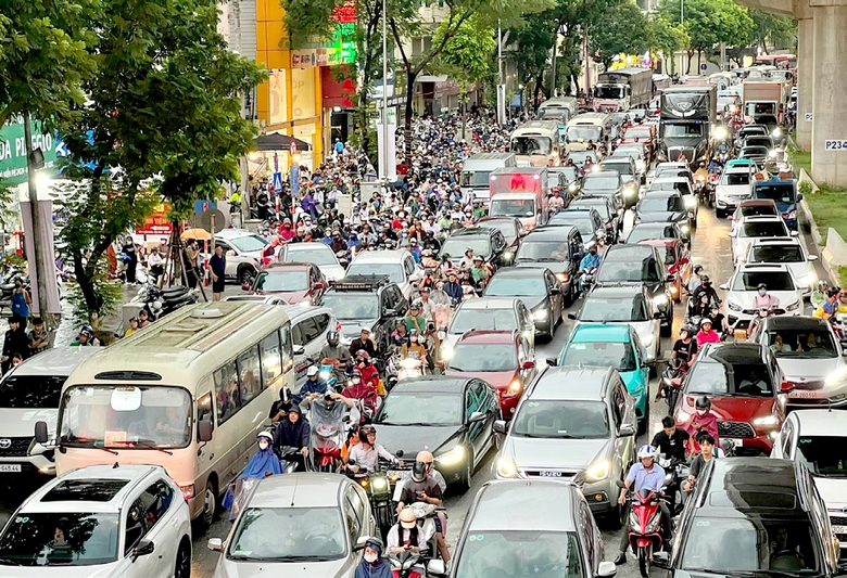 H&agrave; Nội: Kh&ocirc;ng d&aacute;m về nh&agrave; giờ cao điểm v&igrave; qu&aacute; ng&aacute;n &ugrave;n tắc- Ảnh 1.