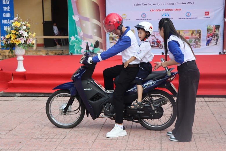 Học sinh H&agrave; Tĩnh được tặng gần 26.000 mũ bảo hiểm đạt chuẩn- Ảnh 3.