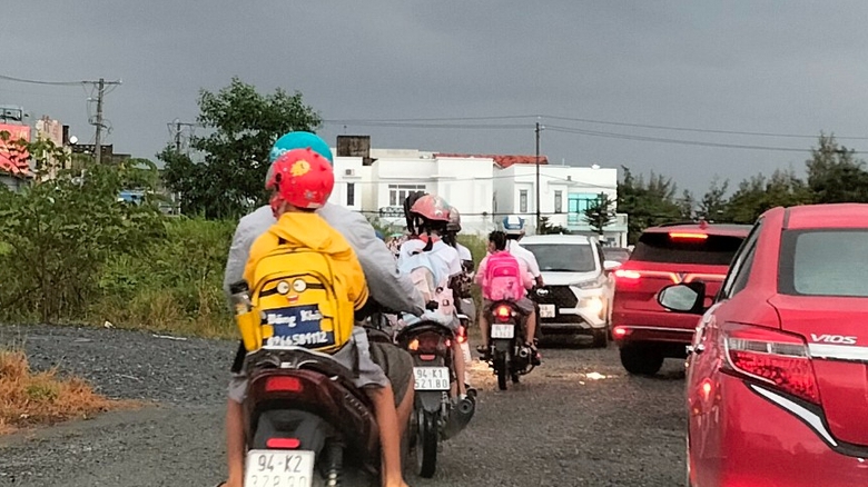 Tặng mũ bảo hiểm "Giữ trọn ước mơ" cho trẻ em C&agrave; Mau- Ảnh 1.