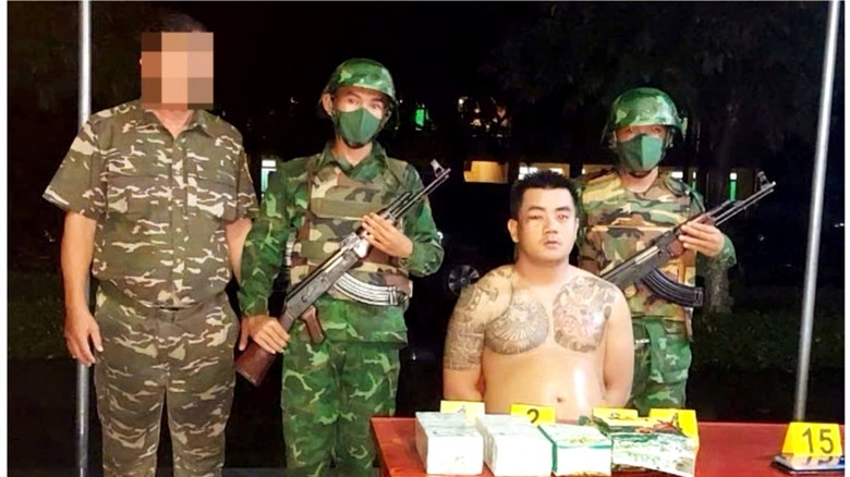 Bắt thanh ni&ecirc;n ở Đồng Th&aacute;p bơi từ Campuchia về Việt Nam c&ugrave;ng 4kg ma t&uacute;y- Ảnh 1.