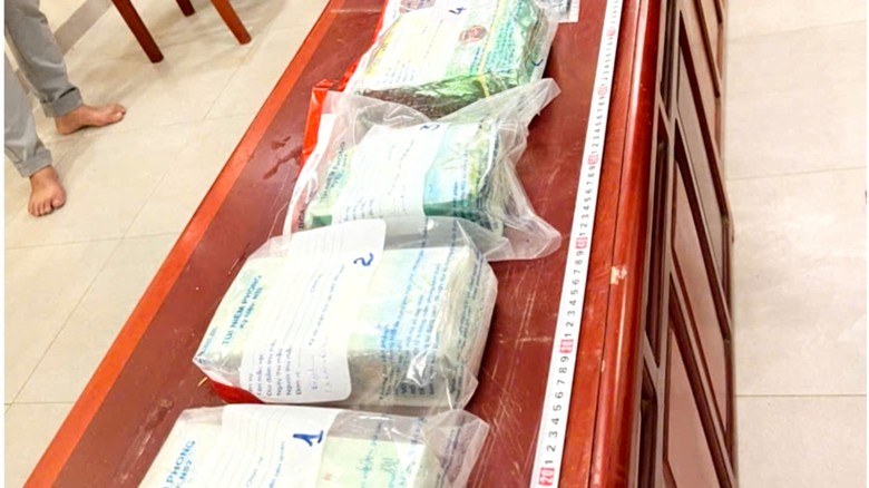 Bắt thanh ni&ecirc;n ở Đồng Th&aacute;p bơi từ Campuchia về Việt Nam c&ugrave;ng 4kg ma t&uacute;y- Ảnh 2.